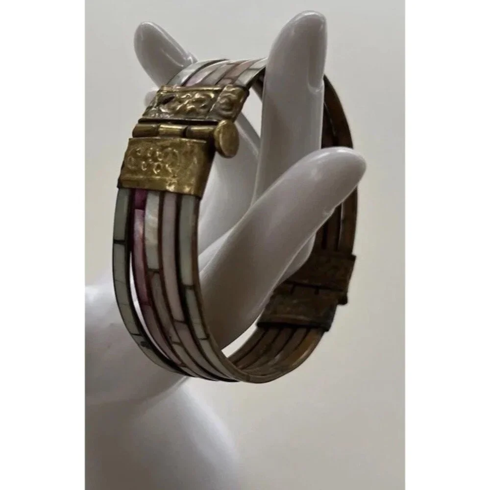 Vintage Women’s 70s Mother of Pearl Inlay Dainty Brass Bangle Bracelet Sz 8”
